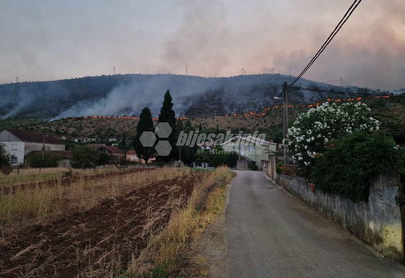 FOTO/VIDEO - Požar u Jasenici, ugrožene kuće